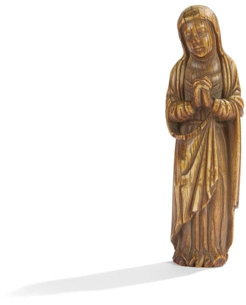 Vierge orante en ivoire sculpté en ronde bosse. XVIIe / XVIIIe siècle Hauteur: 18 cm (Légers accidents sur le bord du manteau)