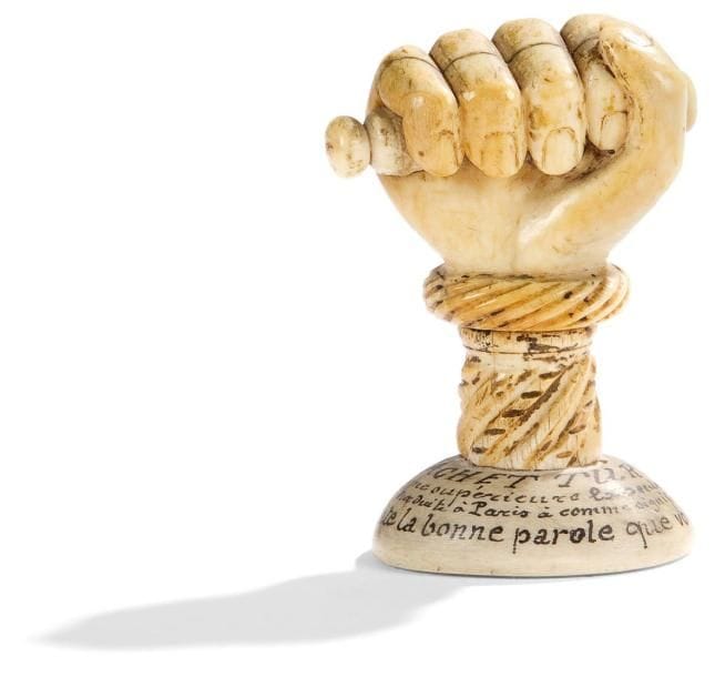 Poings en ivoire sculpté; «cachet turc - la ligne supérieure la seule qui ait été produite à Paris à comme signification. Ecoute la bonne parole que voilà» «collection du Dr CerfMayer Brest» XIXe siècle Hauteur: 7,3 cm