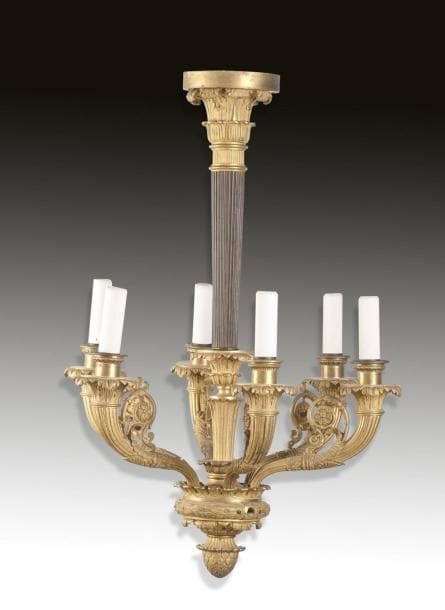 Lustre en bronze patiné et doré, à six lumières en enroulement à rinceaux et rosaces, à décor de guirlandes de feuilles d'eau et pomme de pin; marques en creux TU 6174 TU (couronné) 1330; percé pour l'électricité. Époque Restauration. Hauteur: 63 cm - Longueur: 38 cm Provenance: Château des Tuileries