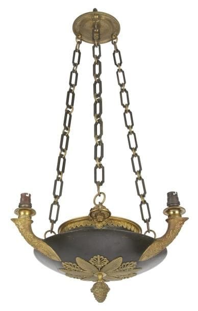 Lustre à quatre lumières en tôle patinée et bronze doré de forme circulaire, à décor de rinceaux, palmettes et têtes d'homme barbu, pomme de pin et mufles de lion. Époque Empire. Hauteur: 85 cm - Diamètre: 40 cm