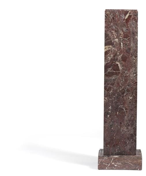 Gaine en marbre rouge, reposant sur une base moulurée. Hauteur: 100 cm - Largeur: 28 cm Profondeur: 27,5 cm