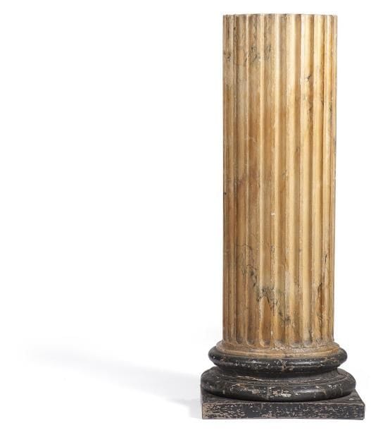 Demi-colonne en bois peint en faux marbre jaune de Sienne, à cannelures. Fin du XIXe siècle (accidents et usures). Hauteur: 116 cm