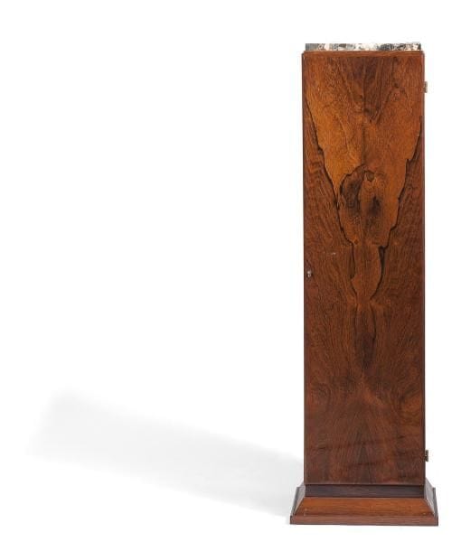 Colonne en acajou mouluré. Fin du XIXe siècle. Hauteur: 129,5 cm Plateau: 30 x 30 cm