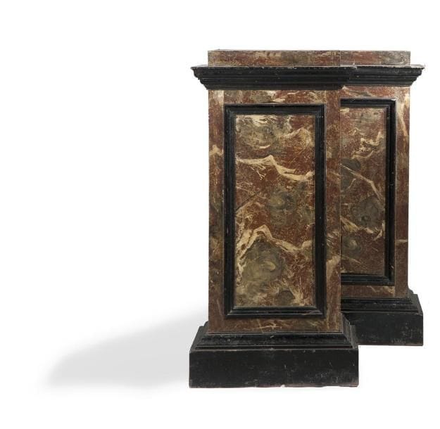 Paire de piédestaux monumentaux en bois peint façon faux marbre, ouvrant à une porte. XIXe siècle. Hauteur: 135 cm Plateau: 53 x 44 cm