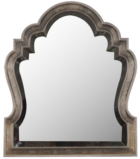Grand miroir de toilette à poser en argent et vermeil sur âme d'acajou. De forme polylobée, il est bordé d'un décor d'oves et d'entrelacs et ciselé d'un décor de rinceaux et fleurons en chute. Poinçon minerve Orfèvre: AUCOC Hauteur: 51 cm - Longueur: 44 cm