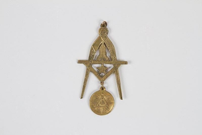 Joli bijou maçonnique avec les outils symboliques et l'étoile flamboyante en pendant. XIXe siècle. 8,5 cm