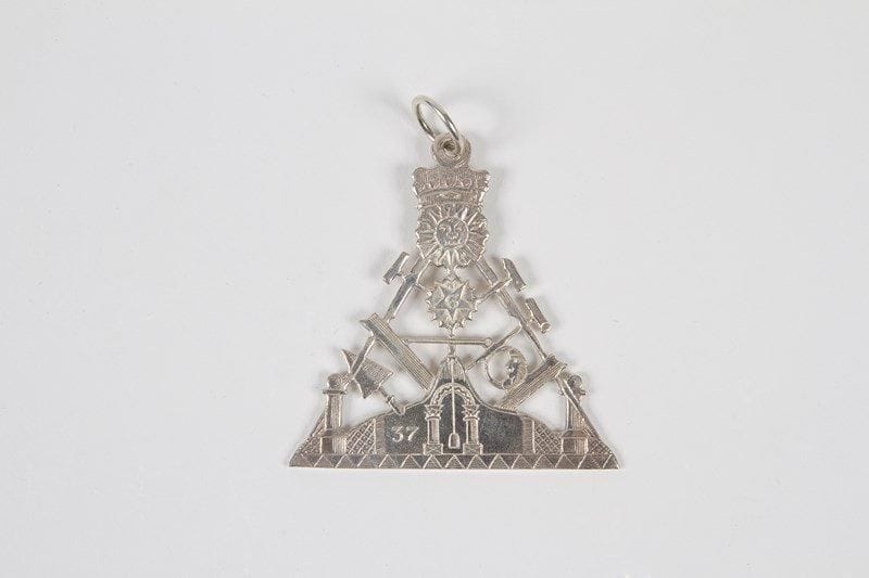 Bijou maçonnique ajouré et gravé de nombreux symboles.
