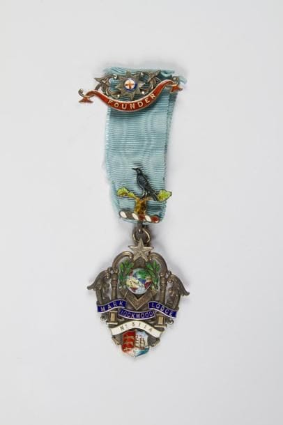 Bijou de Fondateur de la loge «Lockwood», gravé et dédicacé au dos. Argent et émail. 1905. Poids total: 32 g