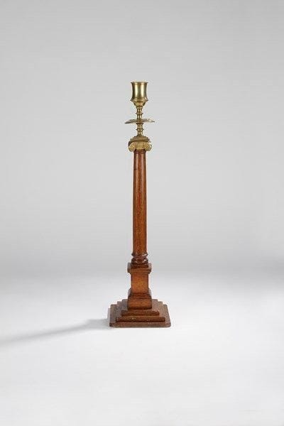 Grande colonne chandelier en bois verni à chapiteau en bronze. Porte une plaque «Kenning and Sons London». XIX siècle. 67 cm