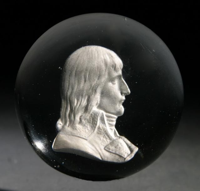 Zoude
Presse-papiers en cristal orné du buste de Bonaparte de profil. Diam. 5,9 cm - Haut. 3,6 cm