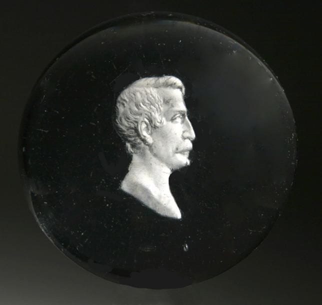 Saint-Mandé
Presse-papiers en cristal orné du profil droit de Louis-Napoléon Bonaparte. Diam. 7 cm - Haut. 4,6 cm