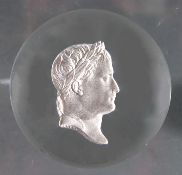 CLICHY
Presse-papiers en cristal orné du profil droit lauré de Napoléon 1er par Andrieu. Diam. 6,7 cm - Haut. 5,1 cm