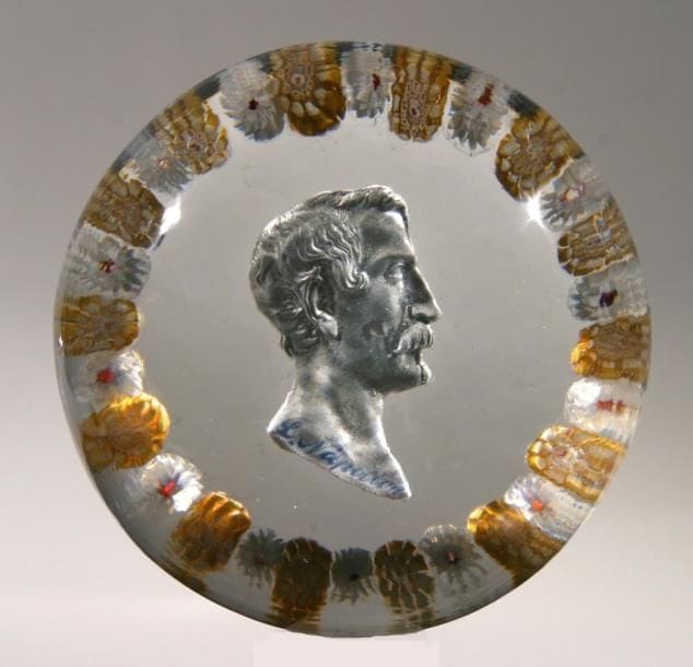 SAINT-LOUIS
Presse-papiers en cristal orné du profil droit de Louis-Napoléon Bonaparte entouré d'une couronne de bonbons polychromes alternés. Diam. 7,5 cm - Haut. 5,3 cm
