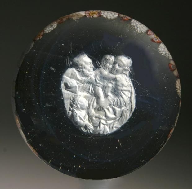 Saint-Mandé
Presse-papiers en cristal orné d'un couple et de deux enfants, entouré d'une couronne de bonbons polychromes alternés. Diam. 7,5 cm - Haut. 5,7 cm