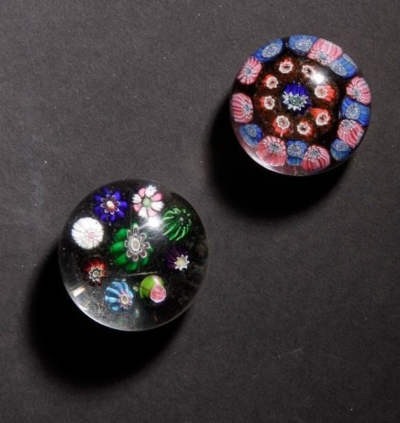 Deux presse-papiers: - Clichy. Presse-papiers orné de huit bonbons polychromes et d'une rose verte et rose. Diam. 4,5 cm - Haut. 3,2 cm - Saint-Mandé. Presse-papiers à motif de deux cercles concentriques de bonbons roses et de bonbons bleus autour d'un bonbon bleu et blanc. Diam. 4,2 cm - Haut. 2,8 cm Rayures et égrenures