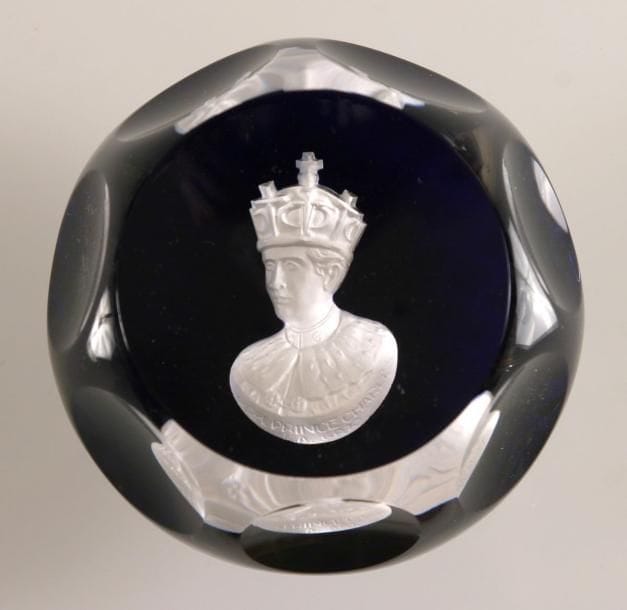 Cristal d'Albret
Presse-papiers à fond violet translucide orné d'un cristallo-cérame représentant le buste du prince Charles d'Angleterre, duc de Galles. Taille à sept pontils, fenêtre supérieure et pointes de diamants au revers. Produit en 1970. Diam. 7,3 cm - Haut. 4,4 cm