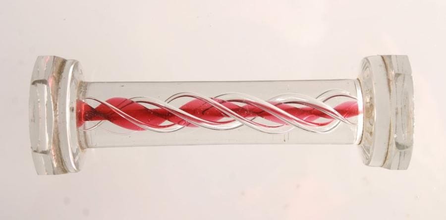 Porte couteau en verre orné d'une torsade rose et incolore. Seconde moitié du XIXe siècle. Long. 11,4 cm