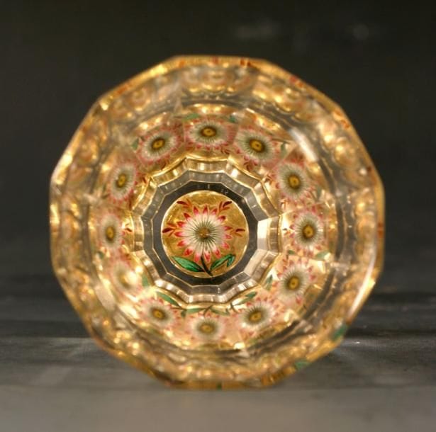 BOHEME
Petit verre en verre taillé à pans, le fond orné d'un motif «zwischengoldglas» de fleur rose et blanche sur fond doré. Fin du XIXe, début du XXe siècle. Haut. 6 cm