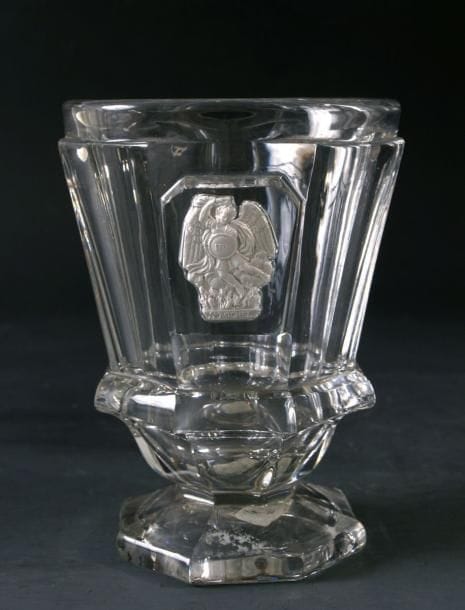 BACCARAT
Gobelet caréné à piédouche en cristal moulé à côtes plates, orné d'une représentation de saint Michel brandissant la foudre. Haut. 11,4 cm