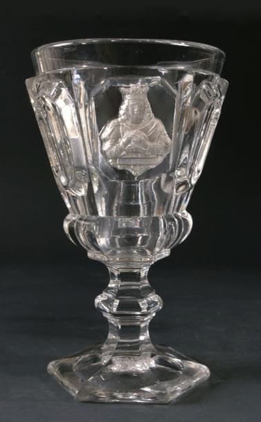 BACCARAT
Verre à pied en cristal moulé d'octogones sur côtes plates, orné du buste de saint Louis. Haut. 16 cm
