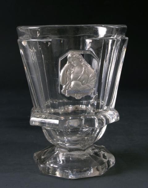 BACCARAT
Gobelet caréné à piédouche en cristal moulé à côtes plates, orné du buste de sainte Madeleine. Haut. 11,2 cm