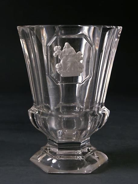 VONÊCHE
Gobelet caréné à piédouche en cristal moulé à côtes plates, orné d'une représentation de sainte Geneviève. Haut. 11,2 cm