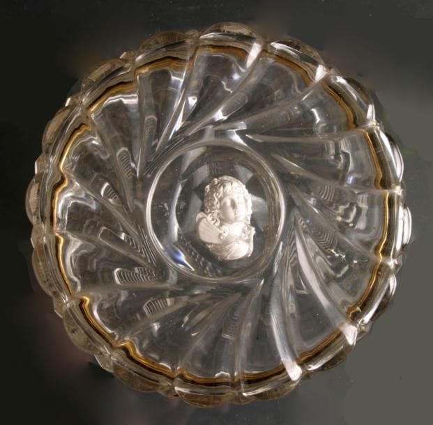 BERCY
Boîte ronde en cristal taillé à côtes torses et étoile au revers; le couvercle orné d'une tête d'angelot. Monture en cuivre doré. Diam. 10,5 cm - Haut. 3,8 cm