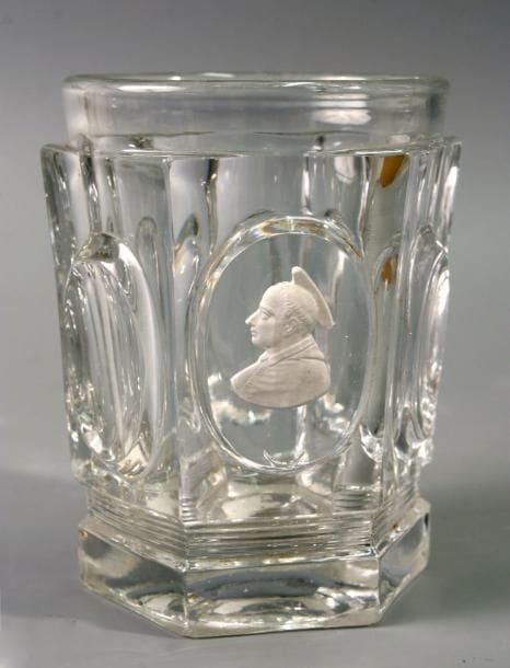 SAINT-LOUIS
Gobelet en cristal moulé de pastilles ovales et bandeau de filets, orné d'un saint ecclésiastique. Haut. 10,5 cm
