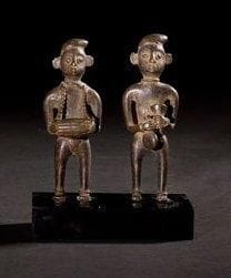 Deux musiciens. Inde - Maharashtra - Art tribal. XVIIIe / XIXe siècle. Bronze Musiciens, l'un tenant un tambour (mridangam) et l'autre un idiophone à émission par secouement (hochet). Hauteur: 10 cm