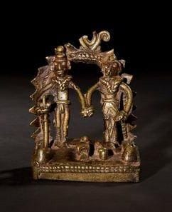 Autel shivaite miniature. Inde - Maharashtra - Art tribal. XVIIe / XVIIIe siècle. Bronze Autel domestique représentant Shiva et Parvati debout devant une mandorle. (Usure due aux puja répétées). Hauteur: 9, 5 cm