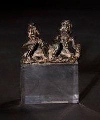 Deux musiciens. Inde - Maharashtra - Art tribal. XVIIIe / XIXe siècle. Bronze Deux musiciens jouant d'instruments de percussion. (Usure due aux puja répétées). Hauteur: 3 cm