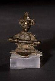 Annapurna. Inde - Maharashtra - Art tribal. XVIIIe / XIXe siècle. Bronze Annapurna, « Celle qui possède et donne la nourriture », autre aspect de la déesse Parvati, est la Mère des nourritures matérielles. Assise, elle tient dans ses mains une cuillère à riz ou à ghi (beurre clarifié). (Usure due aux puja répétées). Hauteur: 4, 2 cm