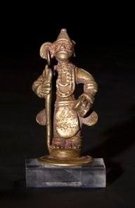 Shiva. Inde - Chhattisgarh - Art tribal. XVIIIe / XIXe siècle. Bronze Le dieu Shiva est debout tenant un trident dans sa main droite et un tambour à boules fouettantes (damaru) dans sa main gauche. Hauteur: 7, 8 cm