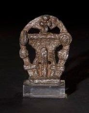 Shiva. Inde - Maharashtra - Art tribal. XVIIIe / XIXe siècle. Bronze Forme tribale associée à Shiva à quatre bras, debout devant une mandorle. (Usure due aux puja répétées). Hauteur: 6 cm