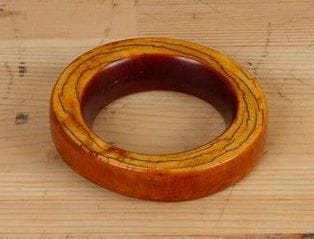IGBO (Nigéria) Bracelet en ivoire. Beau bracelet à très belle usure interne et patine brun rouge foncé. Circa 1930. Diamètre: 9, 5 cm