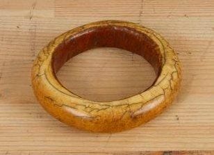 BAMILEKE (Cameroun) Bracelet en ivoire. Petit bracelet de belle qualité et de bonne ancienneté, patine blonde et brun rouge. Circa 1930; Diamètre: 10 cm