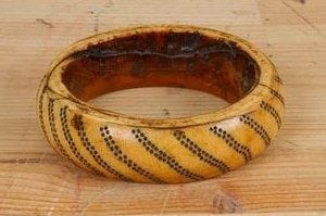 NUPE (Nigéria) Bracelet en ivoire. Beau bracelet de belle ancienneté de belle patine brune. Décor punctiforme en bandes (peut-être plus récent). Circa 1930. Diamètre: 8, 5 cm