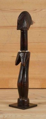 MOSSI (Burkina Faso) Poupée. Superbe sculpture fine et racée, à la belle patine brune et brillante. Cette poupée "Biiga" est utilisée comme symbole de fertilité. Décorée d'un collier de petites perles. Style de Bulsa, multiples scarifications du visage, des seins et du ventre. Hauteur: 28 cm