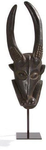 BABANKI (Cameroun) Masque. Masque "Yam fun" de la région de Ndop, figurant un buffle au réalisme idéalisé. De très grande ancienneté, il présente des cornes longues et élancées, une belle mâchoire ouvragée. Très belle patine crouteuse noire et brune, brillante et laquée. Longueur: 78, 5 cm Bibliographie: Legs Pierre Harter, Les rois sculpteurs, RMN, 1993, p. 183 - M. Rivière, Arts ancestraux du Cameroun, La Flèche, 1995, n°8 p. 11