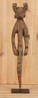 KANTANA/MAMA (Nigéria) Piquet. Piquet de protection agricole mais aussi médicinale, sculpté d'une représentation anthropo-zoomorphe. Importante patine crouteuse de libations. Hauteur: 55, 5 cm Provenance: coll. part. Bordeaux