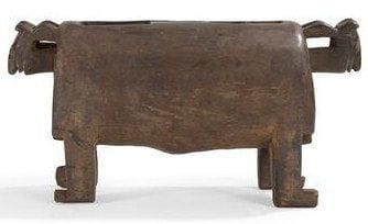 TIKAR (Cameroun) Tambour à fente. Solidement planté sur quatre pattes, il présente deux têtes anthropo-zoomorphes. Patine brune, usures. Longueur: 63 cm - Hauteur: 32 cm Provenance: coll. part. Bordeaux, récolté in situ dans la région de Kumbo dans les années 1960