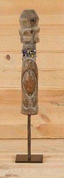 WURKUN (Nigéria) Piquet. Sculpture très cubisante, les bras en arcs de cercle, visage schématisé, barbu. Tronc sans jambes fiché sur un piquet en fer. Patine brune de grande utilisation. Collier de perles multicolores. Hauteur: 42 cm
