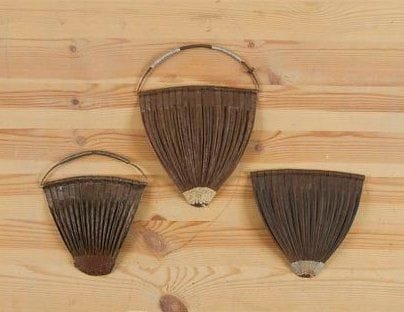 KIRDI (Cameroun) Lot de 3 cache-sexes. Ceintures de cuir sur lesquelles sont enfilées des lames de fer incurvées ; portées par les jeunes filles. Hauteur: de 9, 5 à 19 cm
