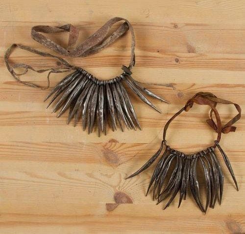 KIRDI MATAKAM (Cameroun) Lot de 2 cache-sexes. Lames de fer liées entre elles, fer d'attachement à une ceinture. Largeur: de 13, 5 à 23 cm