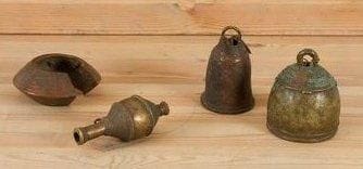 KIRDI/SONGHAI (Cameroun/Niger) Lot de 4 bronzes. 2 cloches Kirdi, une poire à tabac Kirdi, un bracelet nigérien