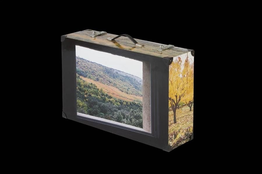 La vue de mon lit, 1994 Photographie, film autocollant, bois, métal. Signé et daté. 39 x 58 x 17,5 cm