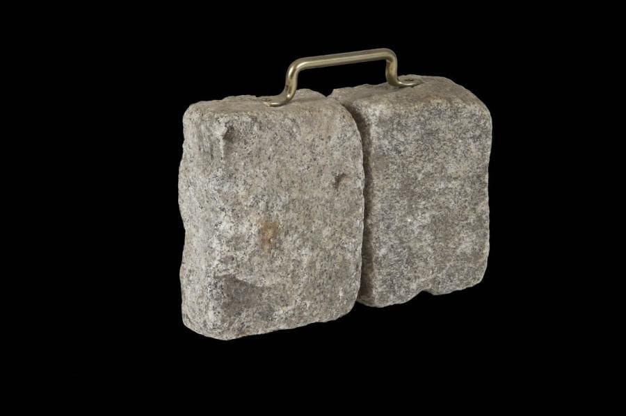 C'est pas le tout d'avoir des bagages, il faut savoir où les poser, 1994 Pavés de la rue de Lappe, métal. Signé. 23 x 28 x 6,5 cm