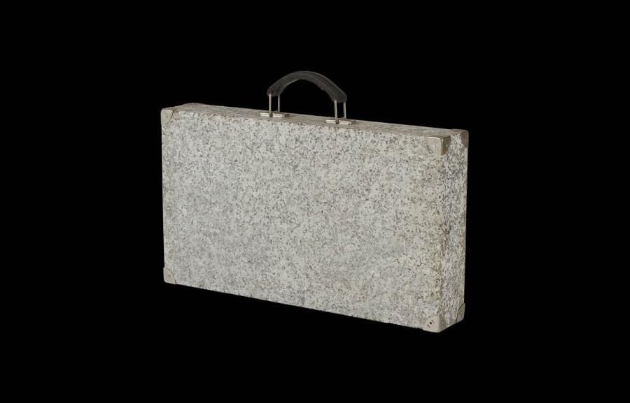C'est pas le tout d'avoir des bagages, il faut savoir où les poser, c. 1994 Granit du boulevard Richard Lenoir, métal et cuir. Signé. 36 x 50 x 8 cm