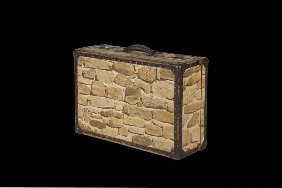 C'est pas le tout d'avoir des bagages, il faut savoir où les poser, 1993 Papier peint, bois, métal, cuir, lavande et coeur de pierre. Monogrammé. 38 x 55 x 18 cm