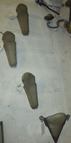 Lot de 3 appliques en verre mouluré. On joint une autre à décor de coquille.
